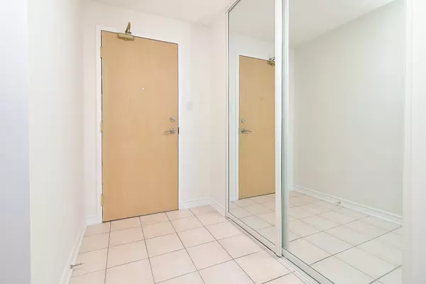 Vaughan, ON L4J 8G4,11 Townsgate DR #303