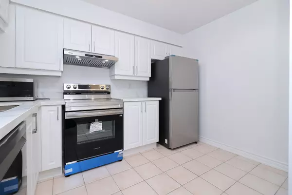 Vaughan, ON L4J 8G4,11 Townsgate DR #303