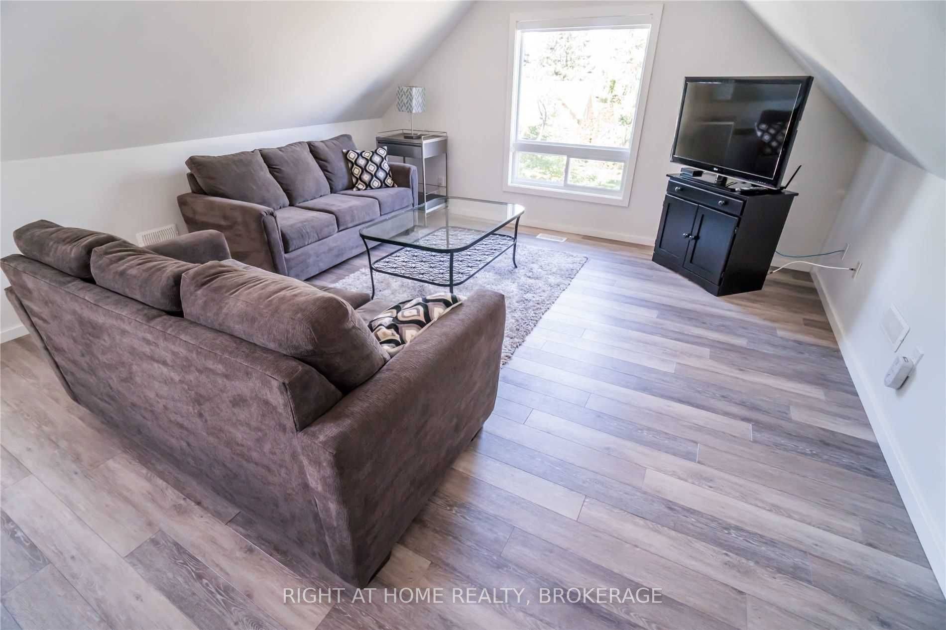 Oakville, ON L6J 3G6,164 Trafalgar RD #Loft