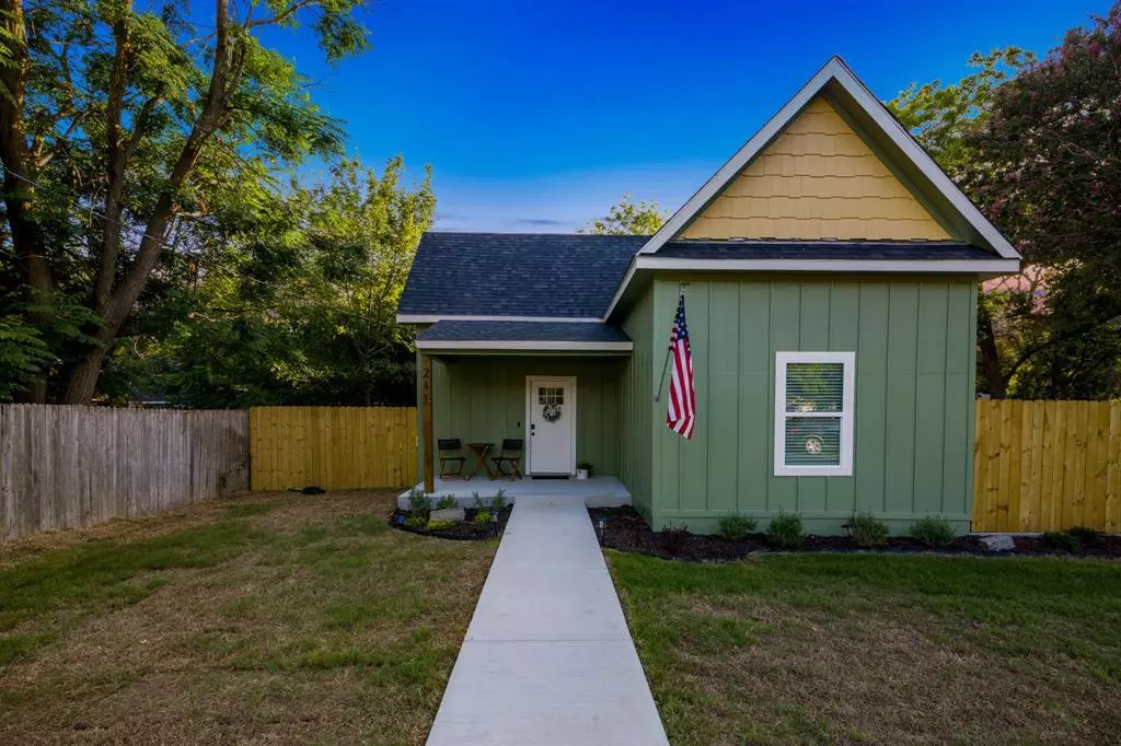 Waxahachie, TX 75165,211 Pecan Street