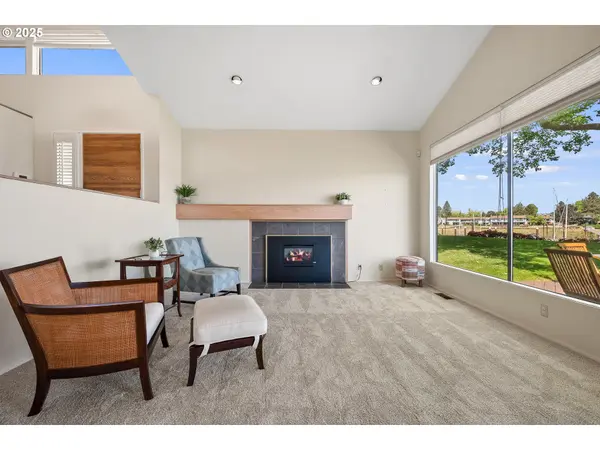 439 N TOMAHAWK ISLAND DR, Portland, OR 97217