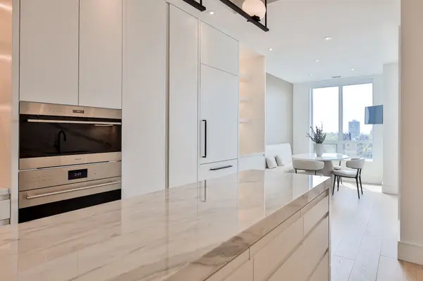 155 St Clair AVE W #1403, Toronto C02, ON M4V 0A1