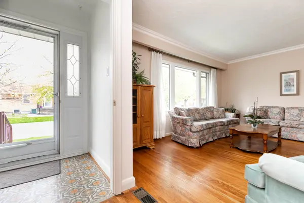 Toronto E04, ON M1P 1C1,22 Flintridge RD