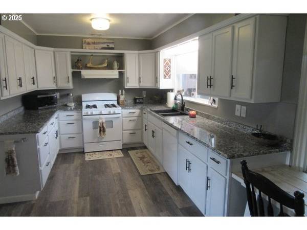 Riddle, OR 97469,438 E 4TH AVE