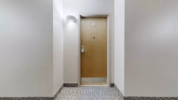 Aurora, ON L4G 2P2,85 Wellington ST W #211