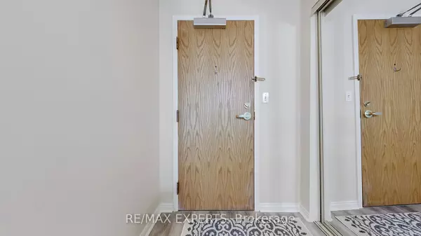 Aurora, ON L4G 2P2,85 Wellington ST W #211