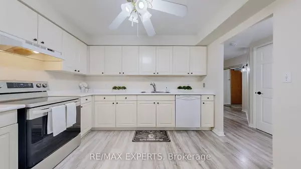 Aurora, ON L4G 2P2,85 Wellington ST W #211