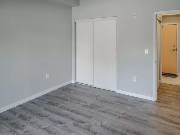 Tiny, ON L9M 0H1,333 LAFONTAINE RD W #102