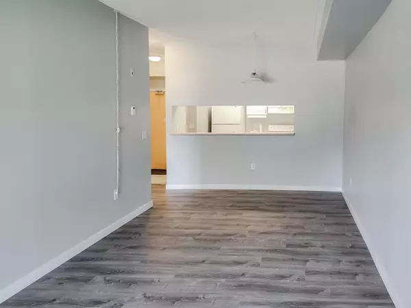 Tiny, ON L9M 0H1,333 LAFONTAINE RD W #102