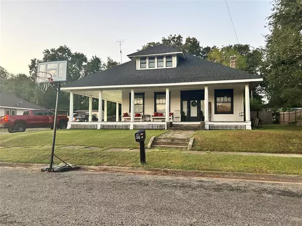 504 E 4th Street, Mount Pleasant, TX 75455