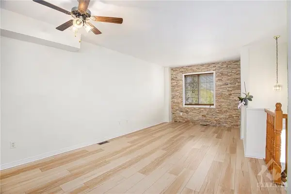 Carlington - Central Park, ON K2C 4B8,61 MANHATTAN CRES