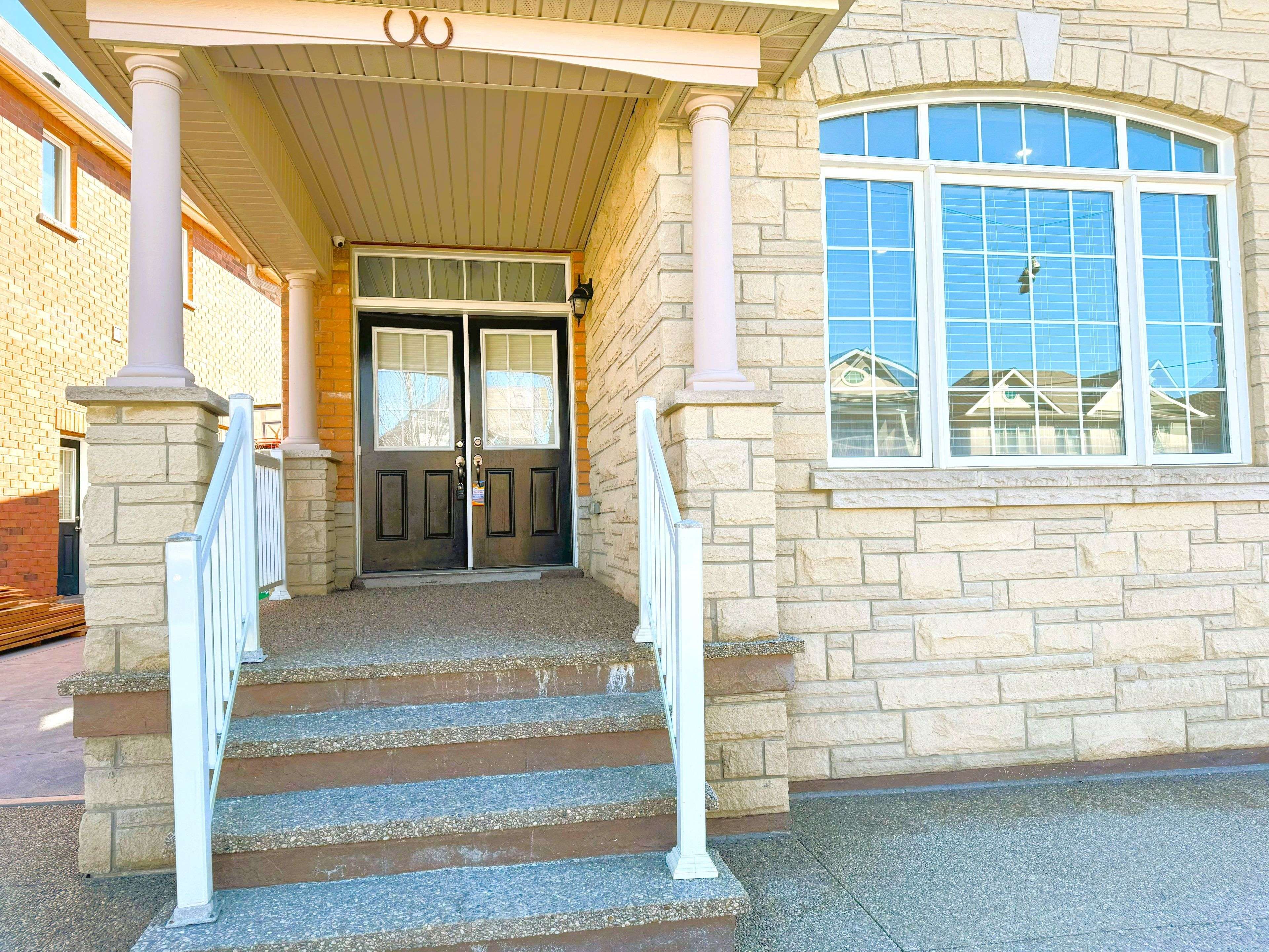 Brampton, ON L6Y 2Z8,7 Attraction DR