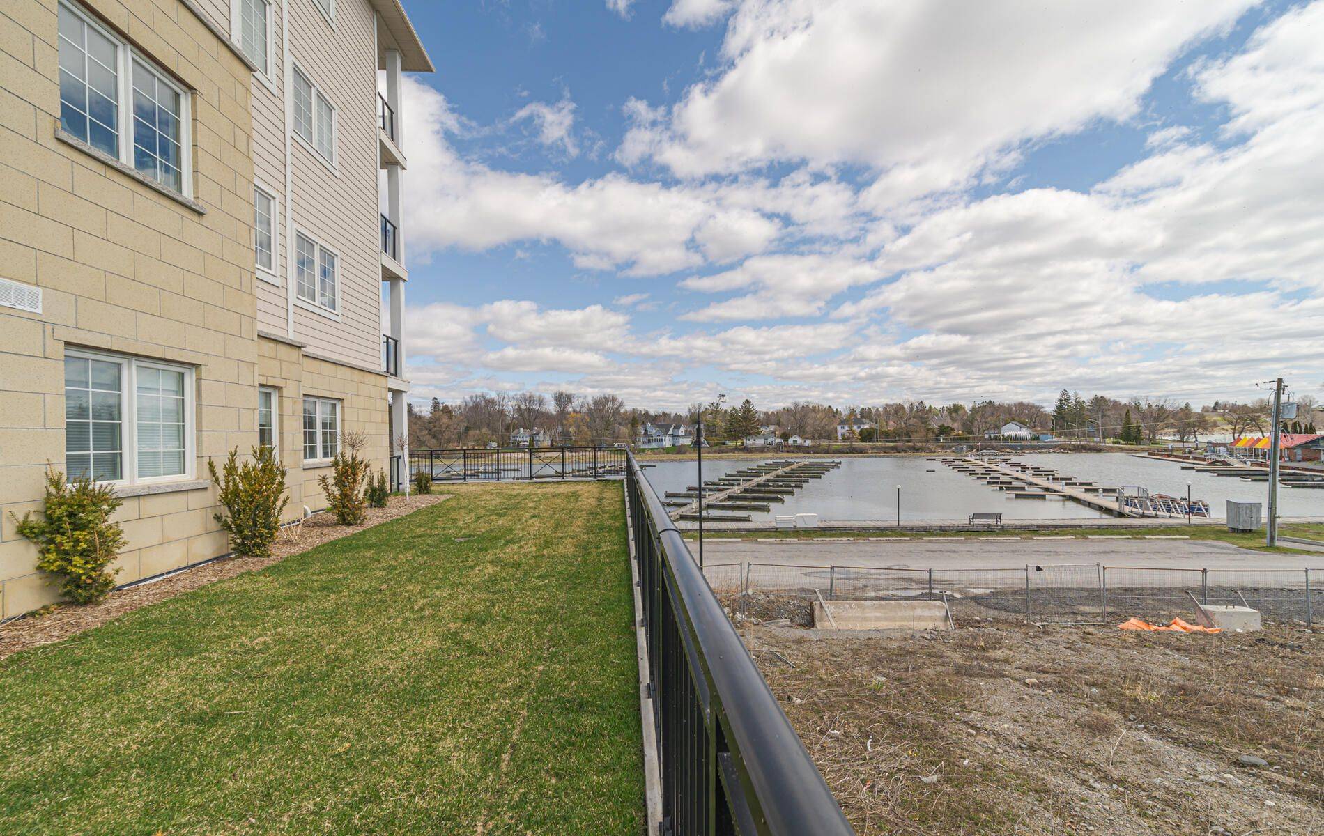 Clarington, ON L1B 0V7,70 Shipway AVE #312
