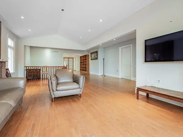 Toronto C04, ON M6A 2J5,32 Roberta DR