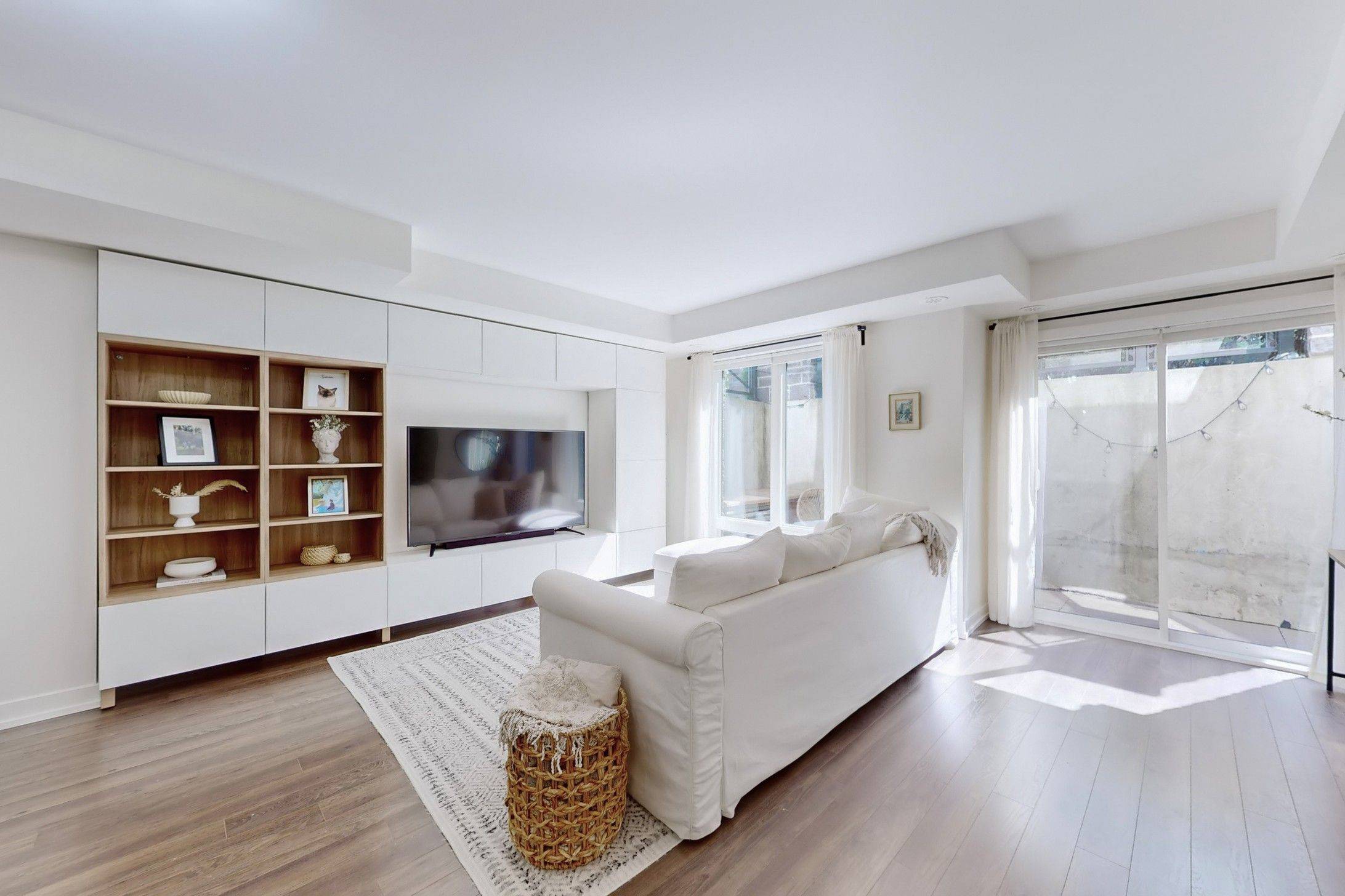 Markham, ON L6B 1N3,2 Dunsheath WAY #129