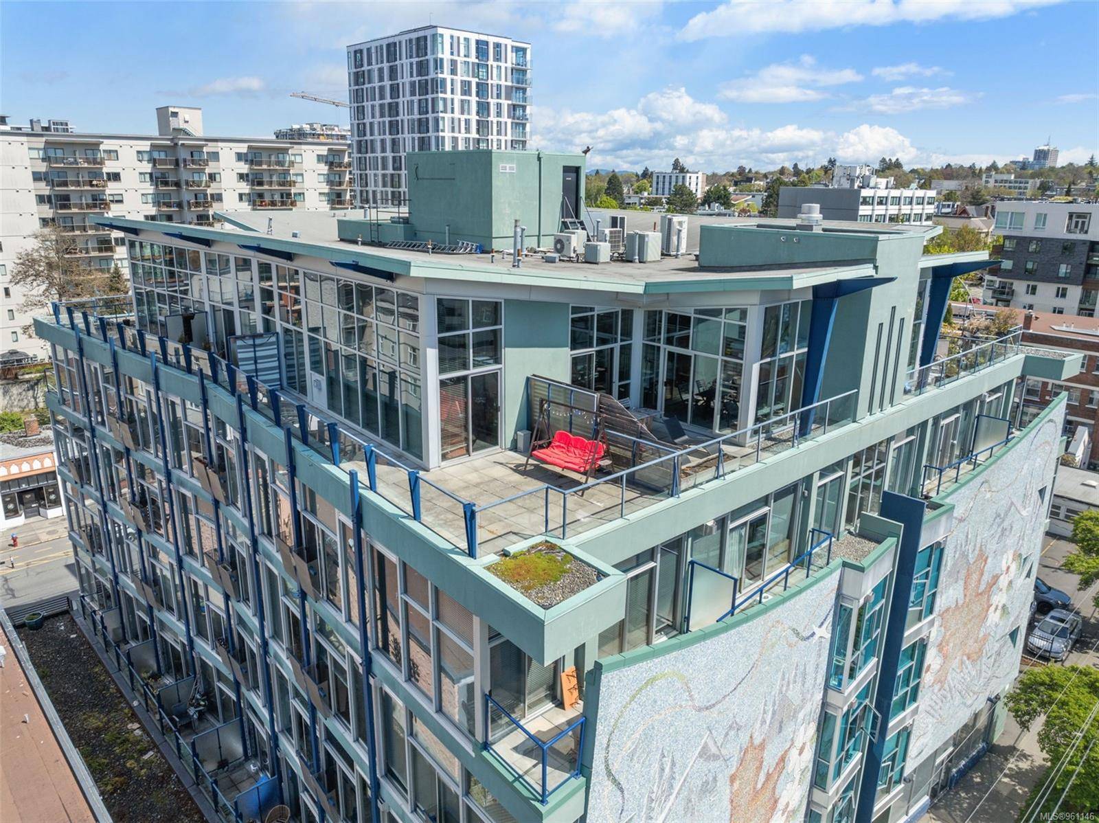 Victoria, BC V8V 5A1,1061 Fort St #P8