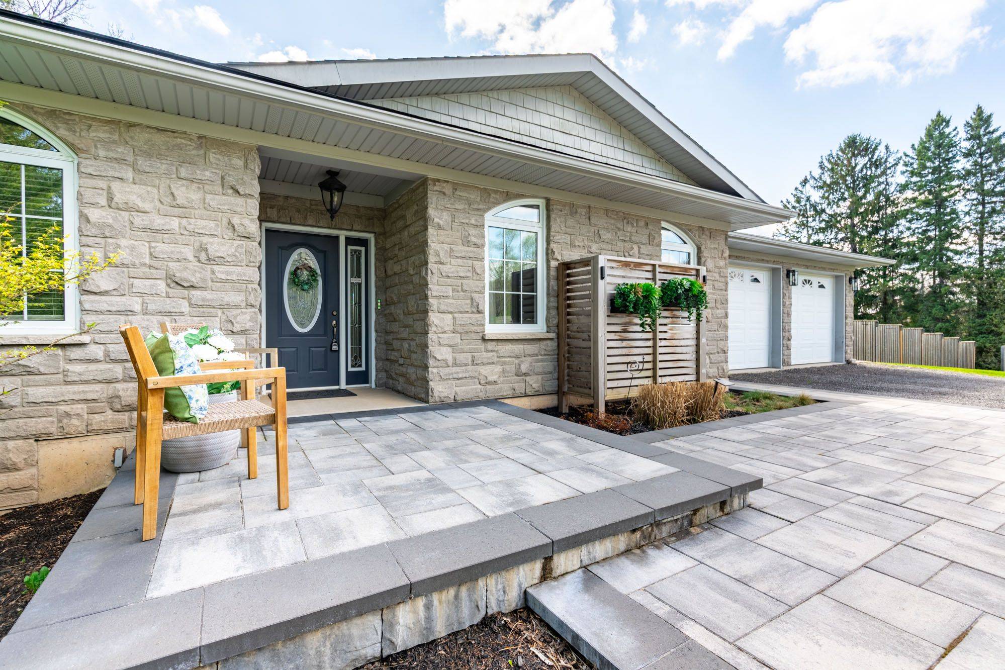 Hamilton, ON L8B 1H2,715 Robson RD
