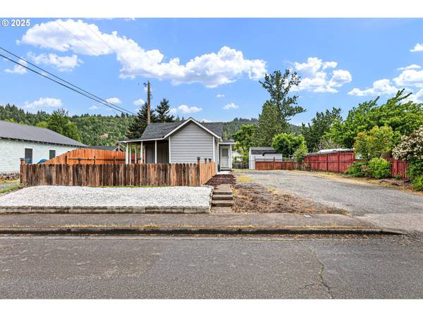 47543 SCHOOL ST, Oakridge, OR 97463