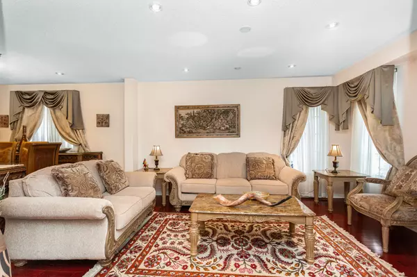 Mississauga, ON L5V 2L5,5525 Heatherleigh AVE