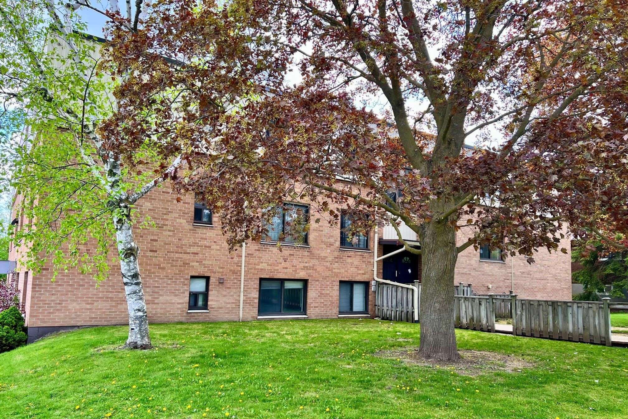 Bradford West Gwillimbury, ON L3Z 1G6,136 Scanlon AVE #9