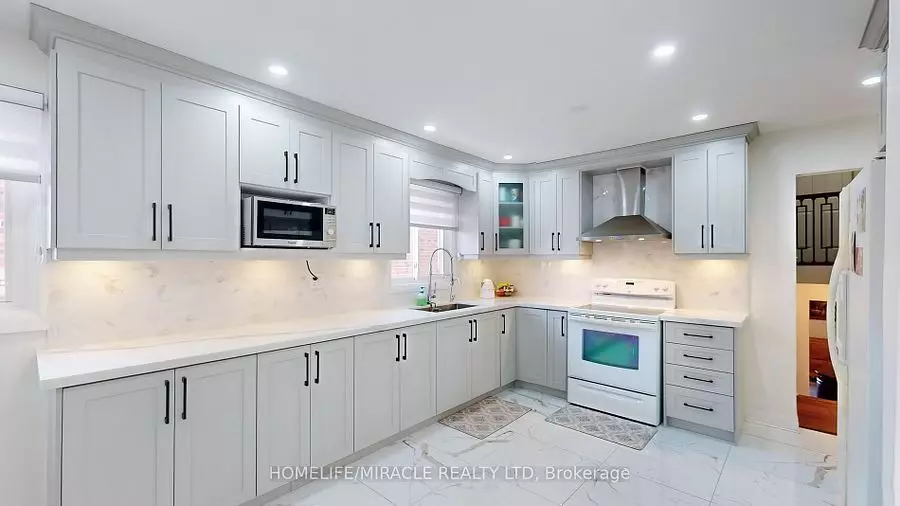 Mississauga, ON L4T 3S5,7433 Sigsbee DR