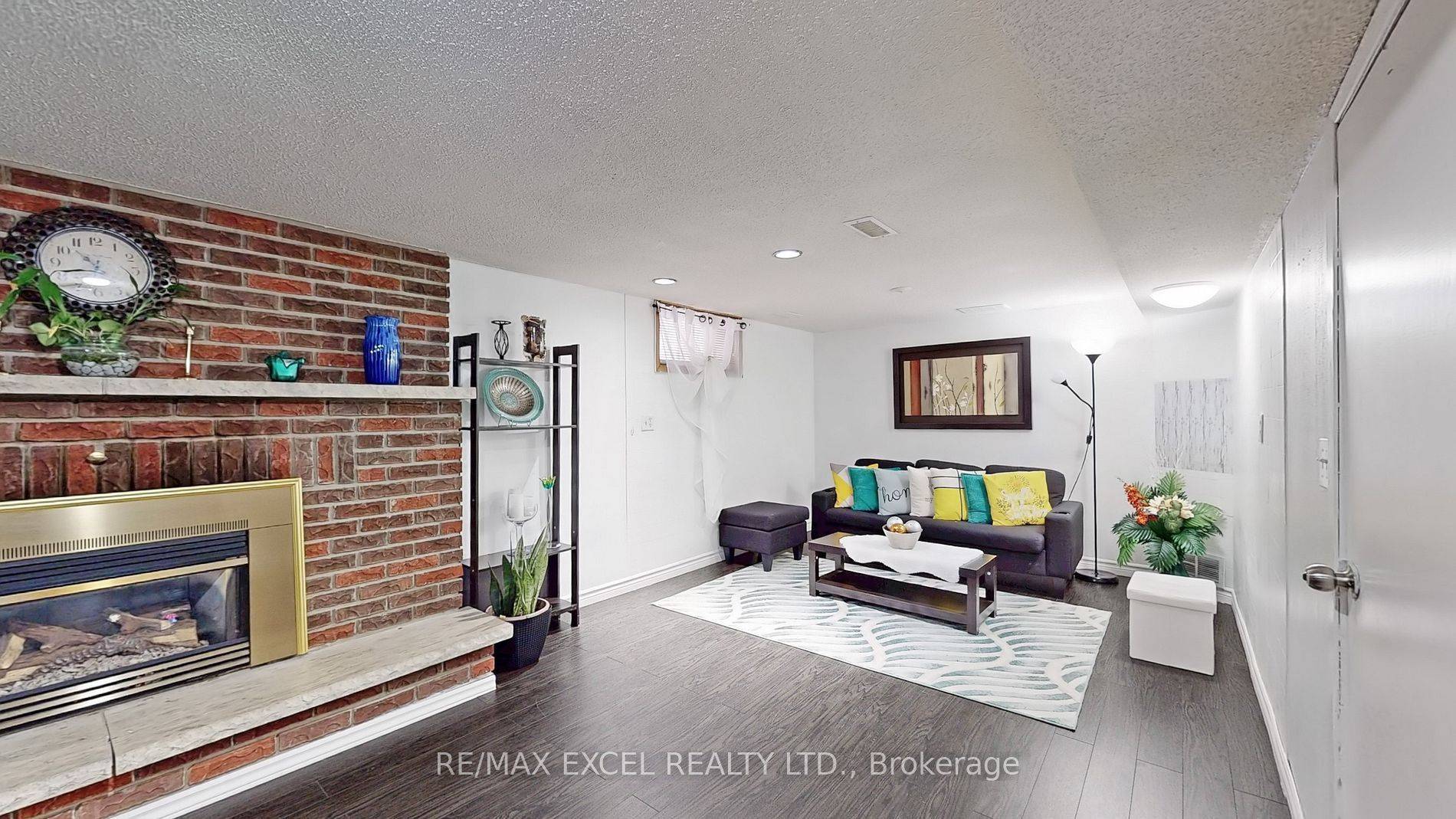 Oshawa, ON L1G 5W9,230 Roxborough AVE