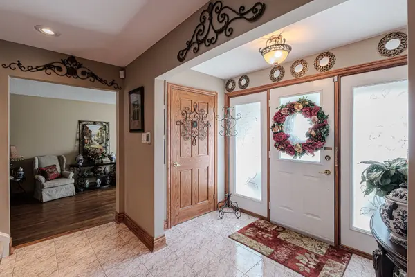 Hamilton, ON L8K 5W2,136 Country Club DR