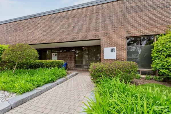 Mississauga, ON L5L 1R9,2525 Dunwin DR #8-9