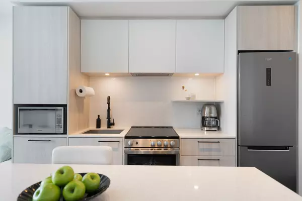 Toronto W06, ON M8V 0G2,70 Annie Craig DR #5401