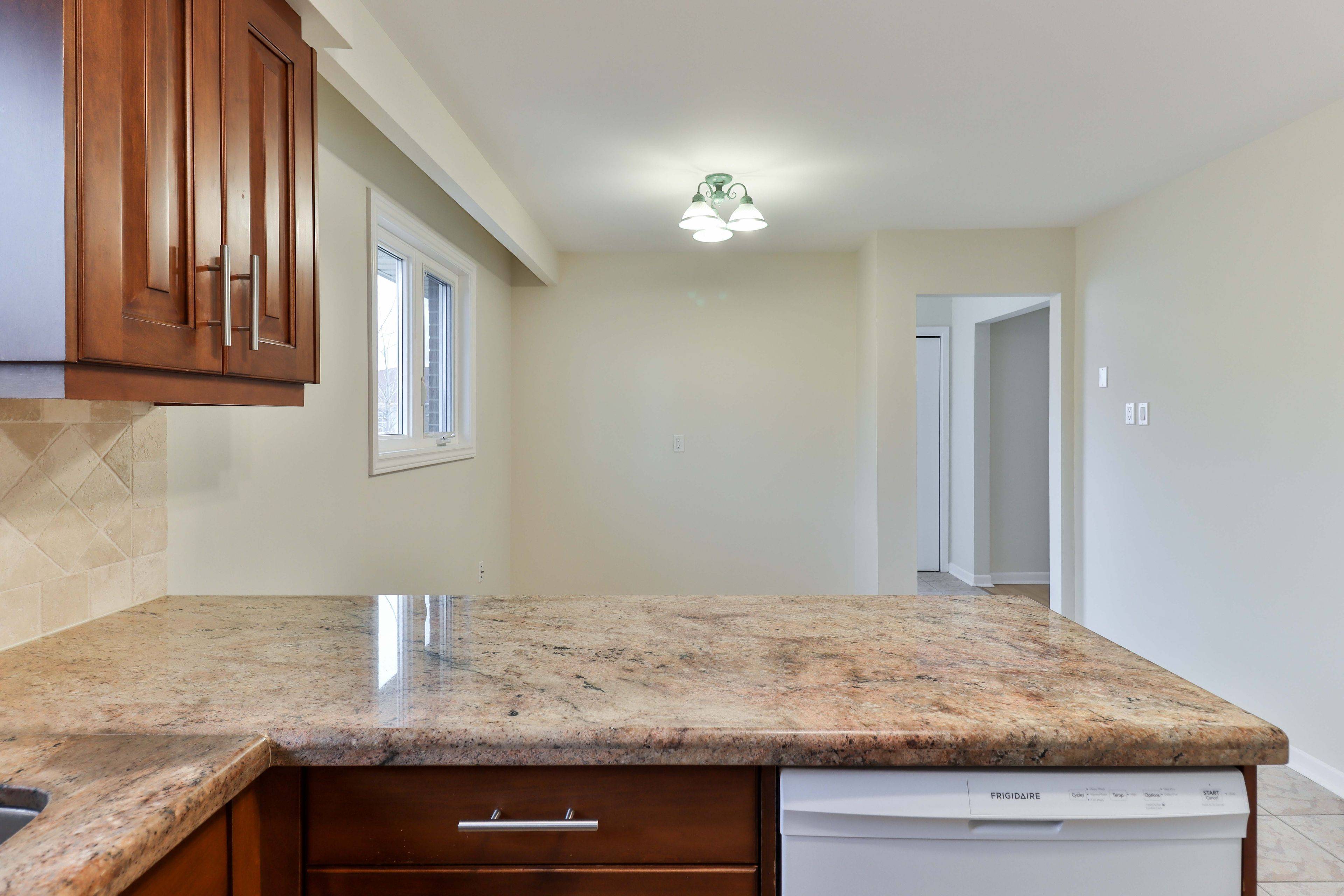 Mississauga, ON L5B 2K7,2559 Kingsberry CRES