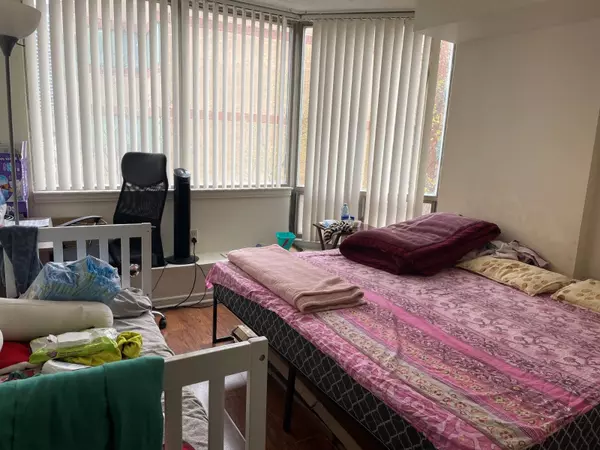 Mississauga, ON L5B 3Y8,25 Fairview RD W #303