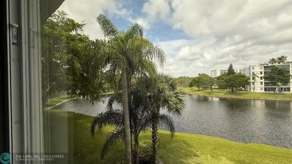 Pompano Beach, FL 33069,2108 S Cypress Bend Dr #306