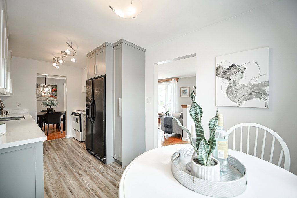 Newmarket, ON L3Y 2Z7,689 Sunnypoint DR