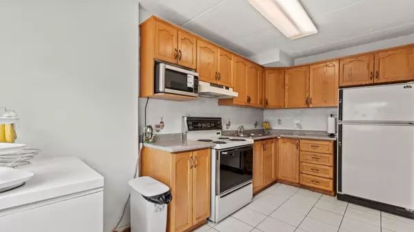 Mississauga, ON L5M 3M2,180 Mississauga Valley BLVD #160