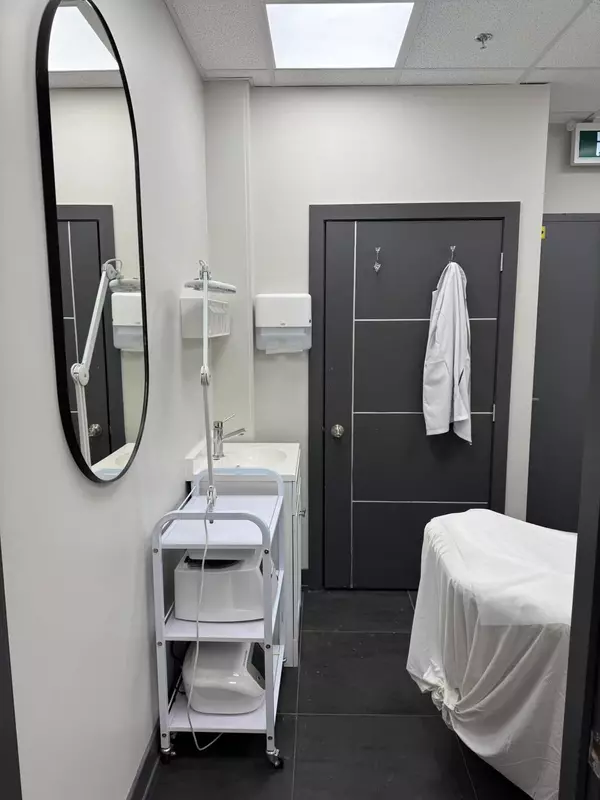 Richmond Hill, ON L4B 0C6,372 Hwy 7 N/A E #123 B