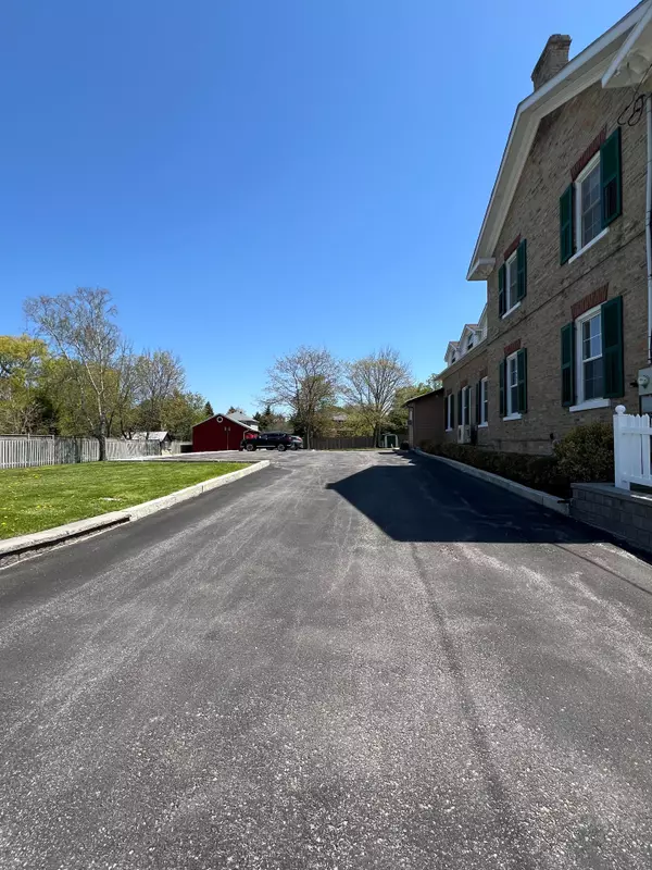 East Gwillimbury, ON L0G 1V0,19027 Leslie ST #220