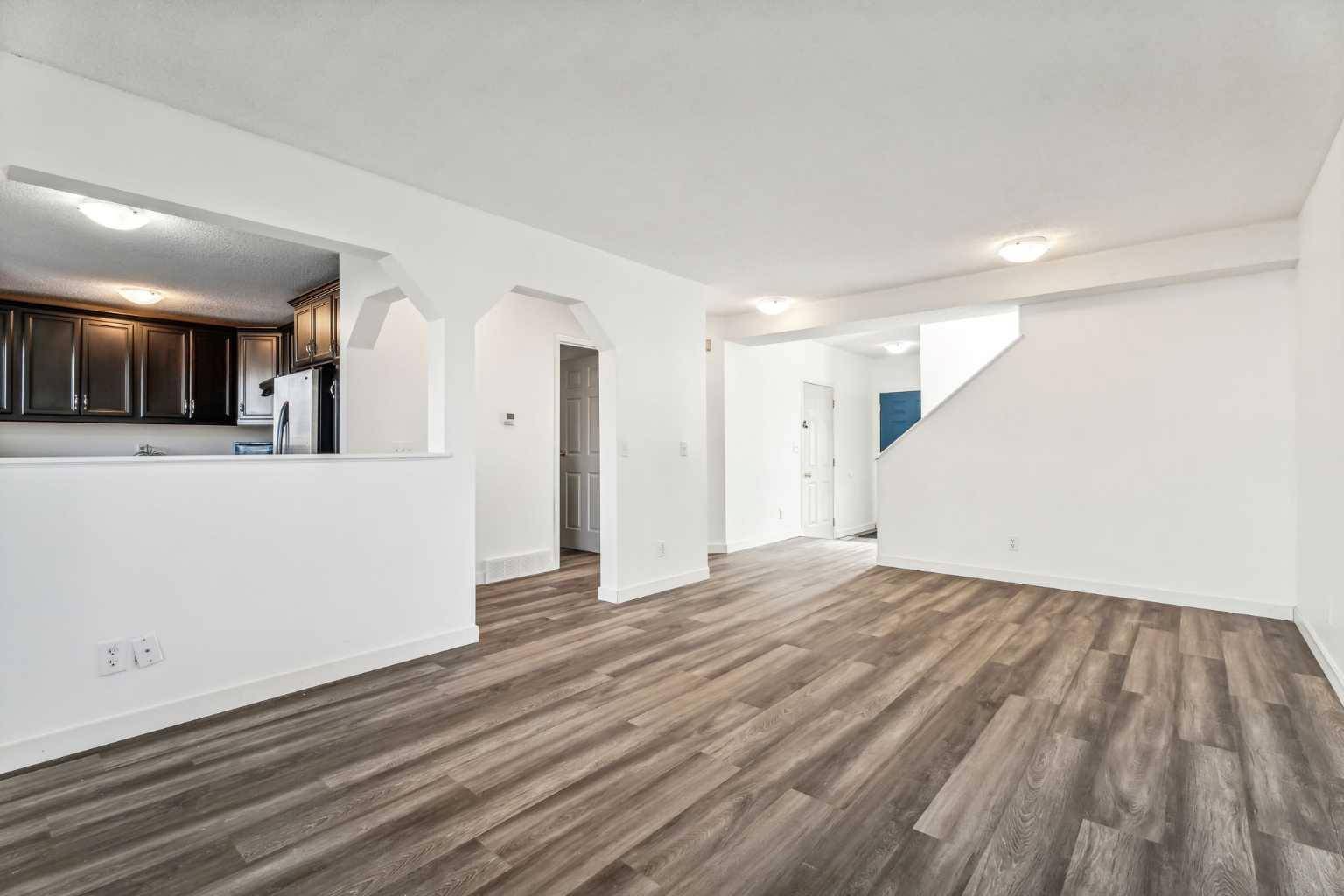 Calgary, AB T3J 3G8,44 Martinwood Mews NE