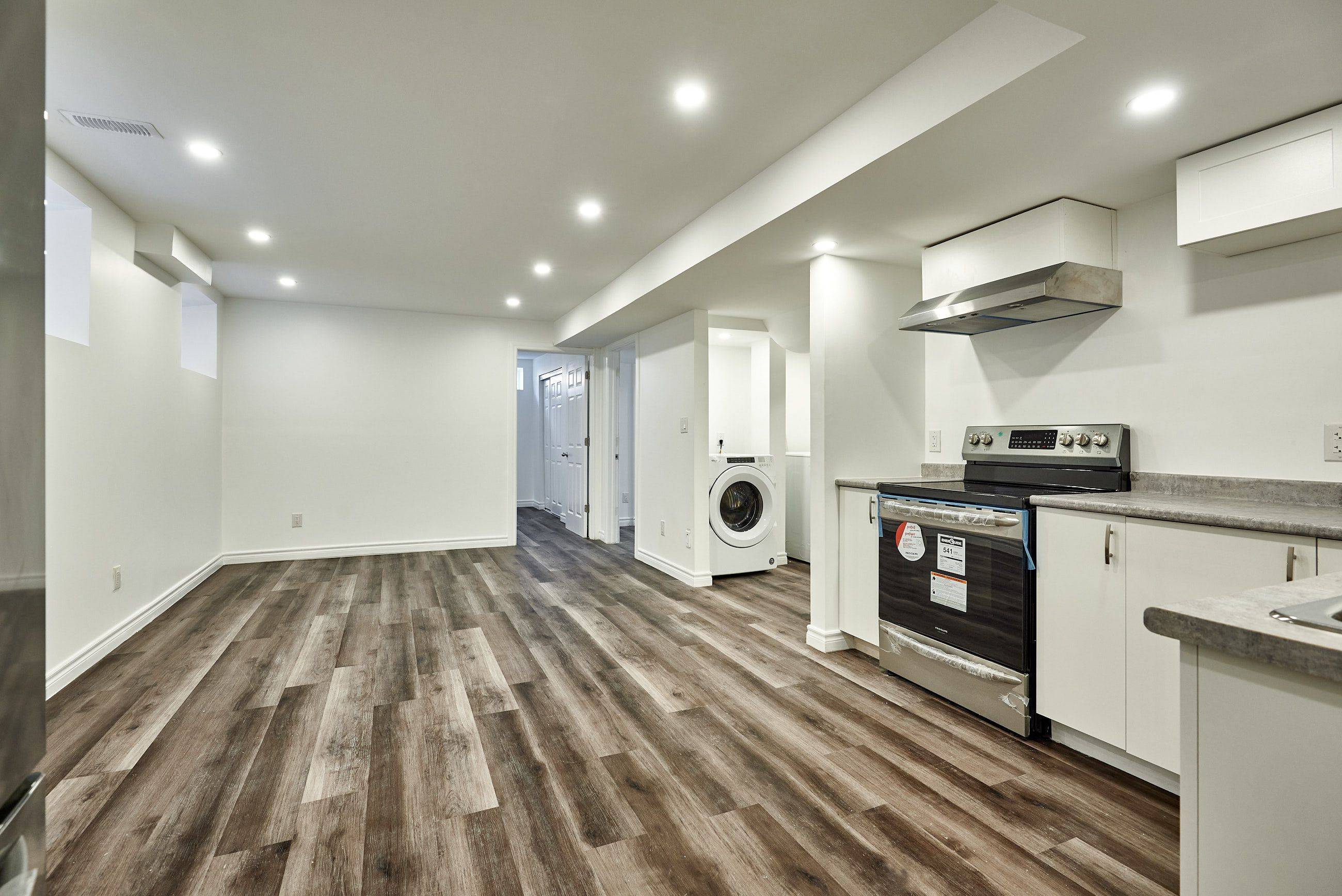 Whitby, ON L1P 0C5,10 St. Ives CRES #Basement
