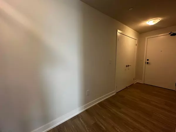 Mississauga, ON L5B 0L6,430 Square One DR #4406