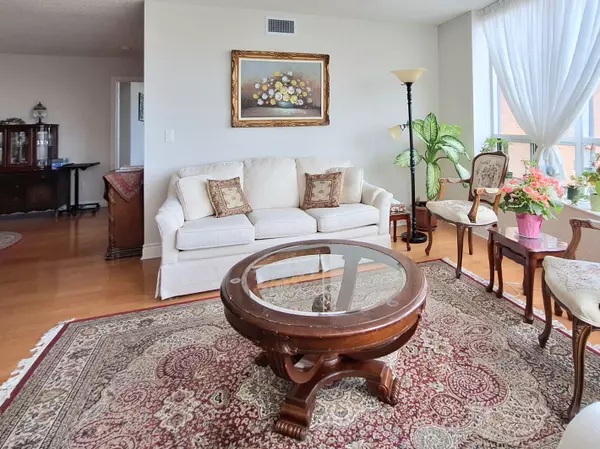 Toronto C14, ON M2N 7B2,880 Grandview WAY #606