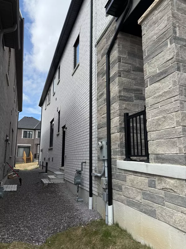 Pickering, ON L1V 1H8,400 Finch AVE #38