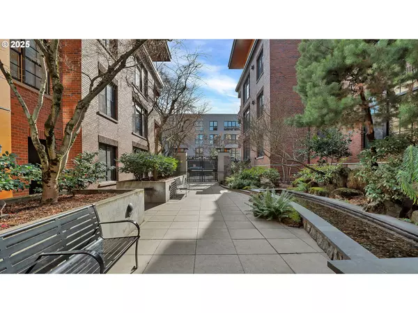Portland, OR 97210,2350 NW SAVIER ST #108