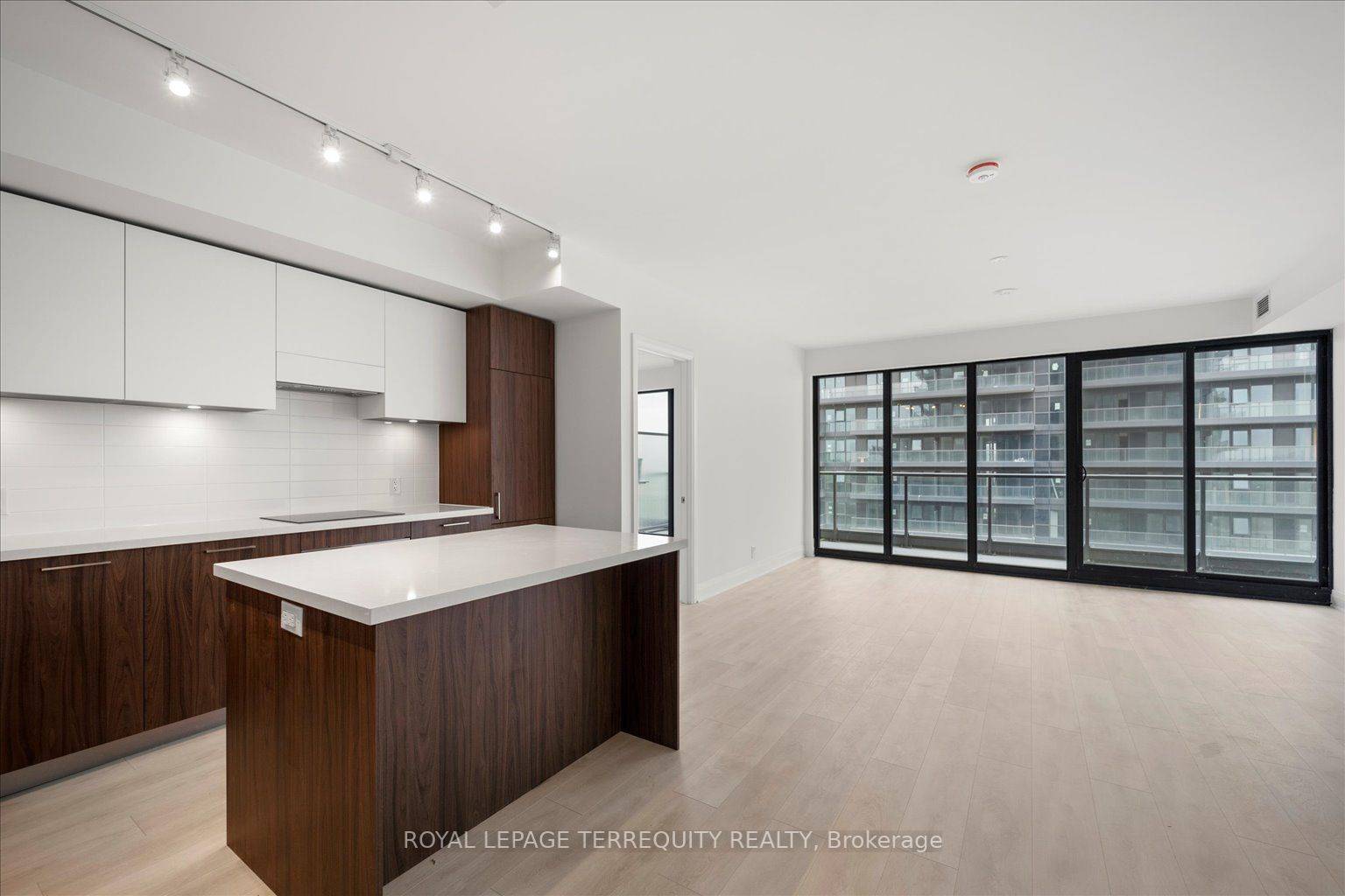 Toronto C11, ON M4G 0C9,33 Frederick Todd WAY #1406