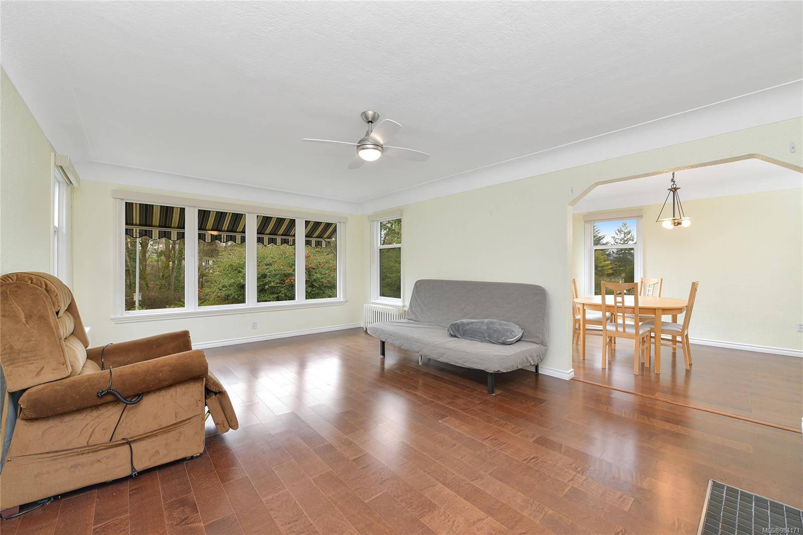 Saanich, BC V9A 1N6,746 Gorge Rd W