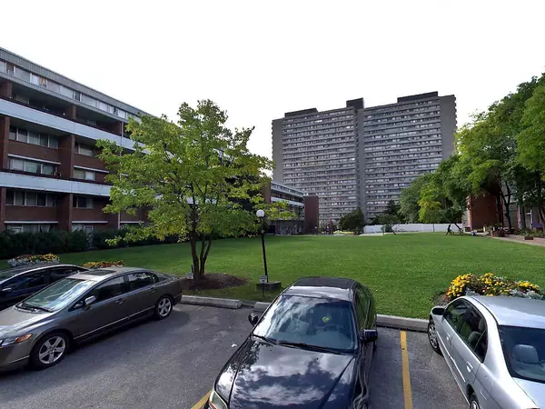 135 Leeward Glenway #306, Toronto C11, ON M3C 2Z6