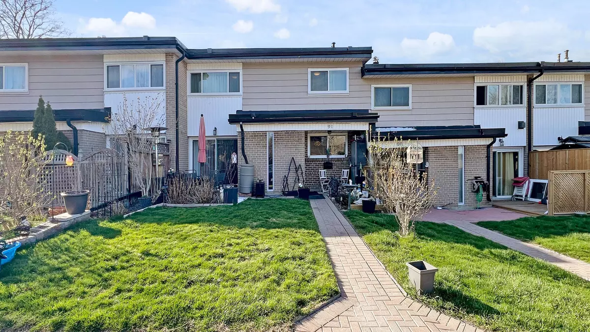 Pickering, ON L1W 1L4,925 Bayly ST #91