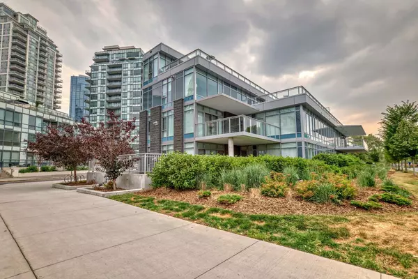 88 Waterfront Mews SW #201, Calgary, AB T2P 1K7