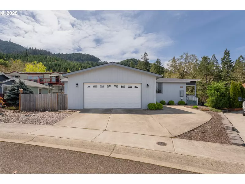 201 LUCKY RIDGE LOOP, Canyonville, OR 97417