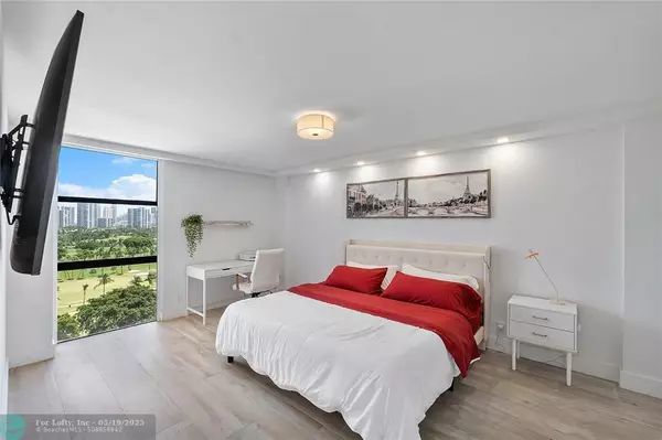 Aventura, FL 33180,20301 W Country Club Dr #1428