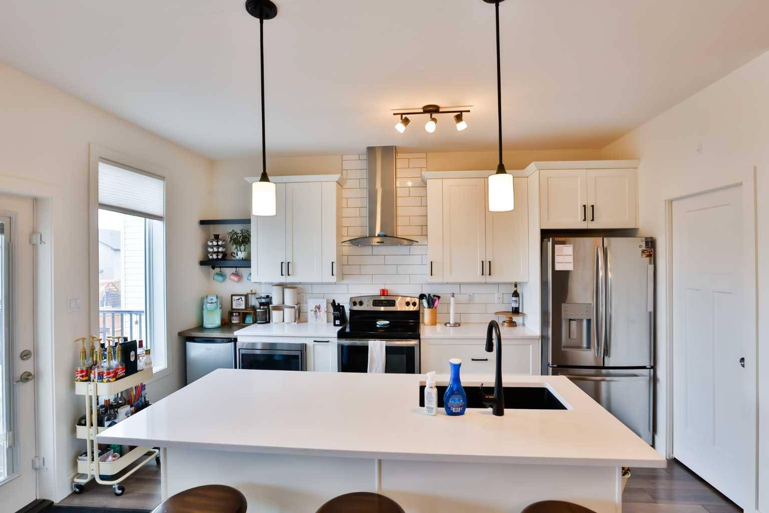 Lethbridge, AB T1J 5M1,555 Moonlight LN W